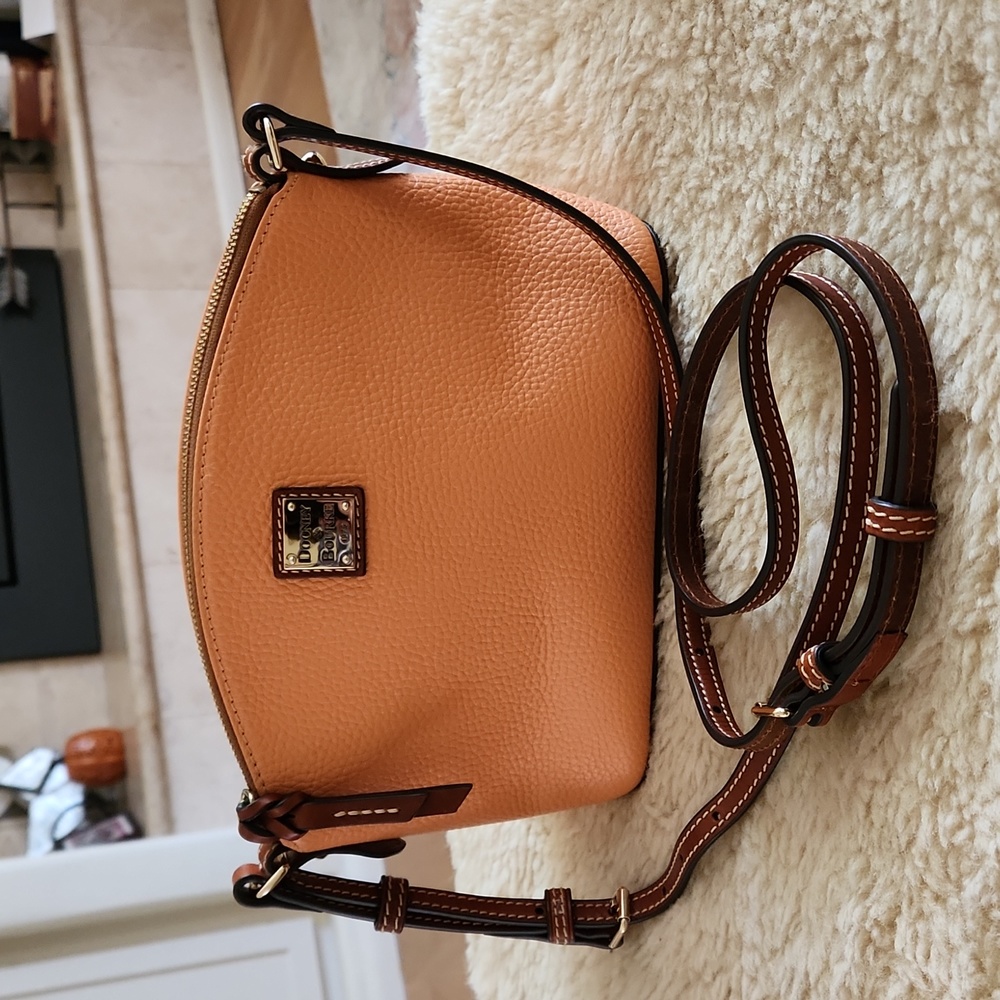 Beautiful Dooney & Bourke  Peach Pebbled Leather Crossbody Bag 🍑 🧡
